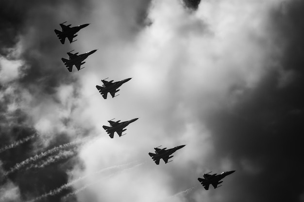 Foto jatos militares voando sobre o dia da memória do desfile