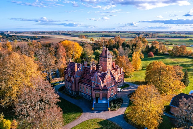 Foto jaunmoku brick medieval castle perto de tukums letônia em uma visão clara e ensolarada do dia do outono