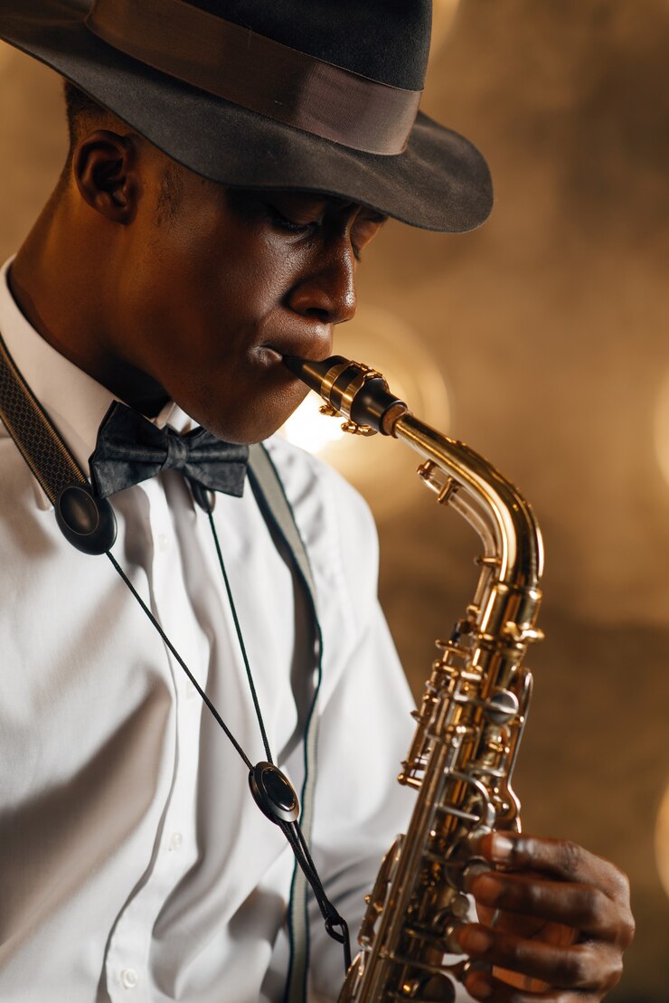 Foto jazzman negro con sombrero toca el saxofón en el escenario con focos. músico de jazz negro preformando en la escena