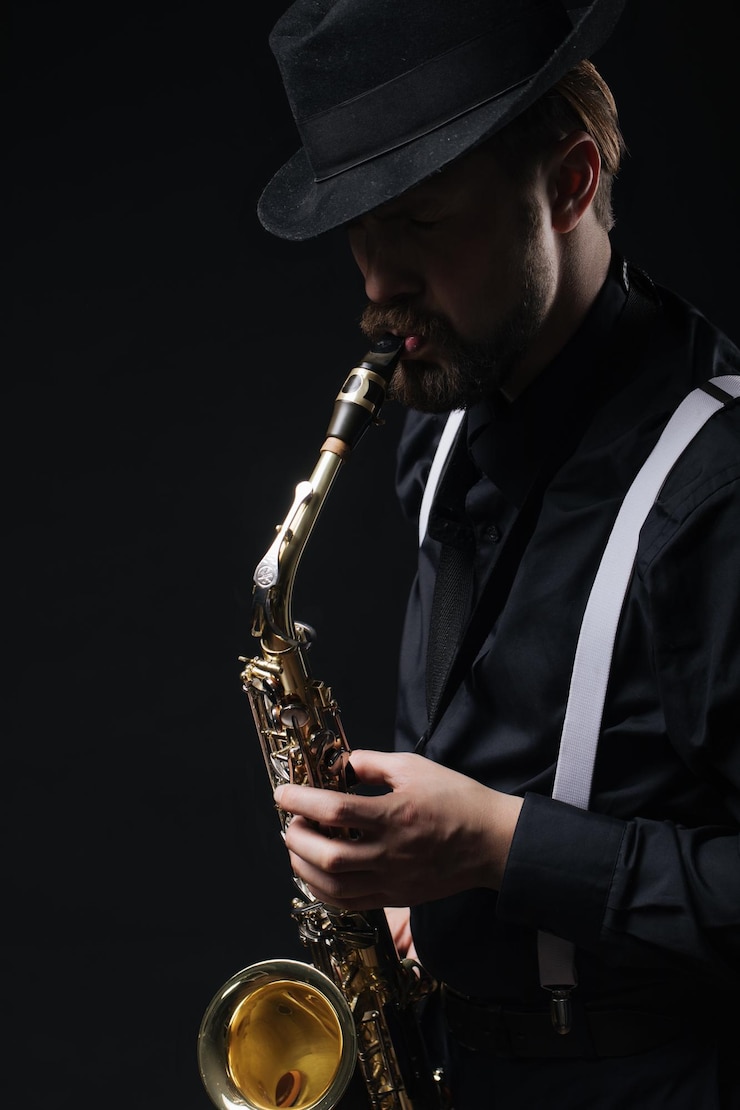 Foto jazzman tocando el saxofón