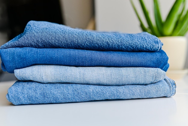 Jeans auf hellem Hintergrund Detail der schönen Blue Jeans Jeans-Textur oder Denim-Hintergrund