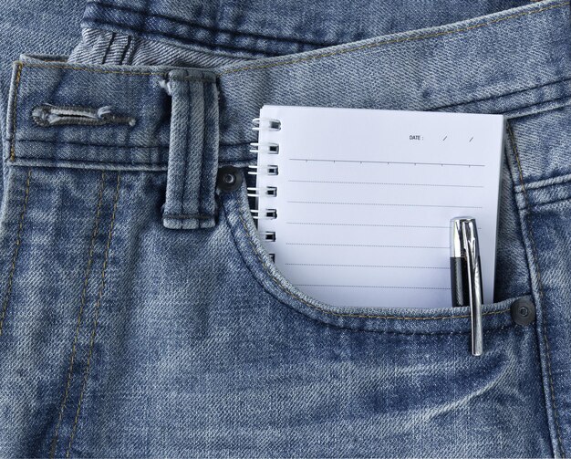 Foto jeans azuis e caderno