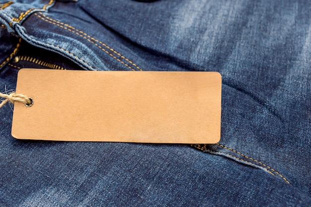 Jeans azul com etiqueta de papel em branco