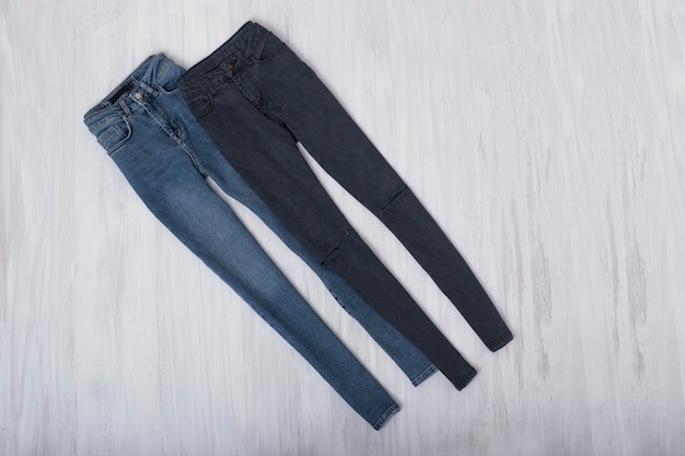 Jeans azul y gris sobre fondo de madera. Concepto de moda