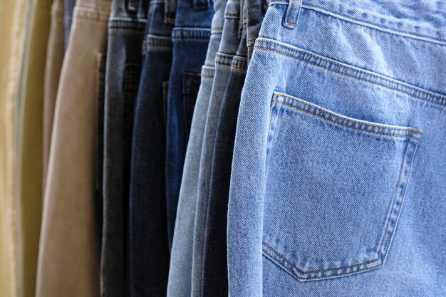 jeans azules en el mercado