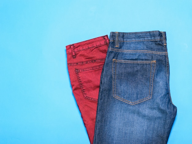 Jeans clássico azul e vermelho para homem