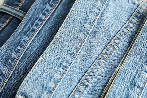 Jeans de cores diferentes como plano de fundo, espaço para texto