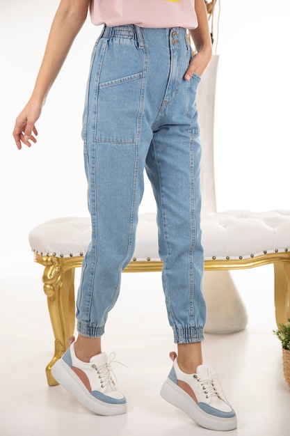 Jeans de mulher atirar em estúdio