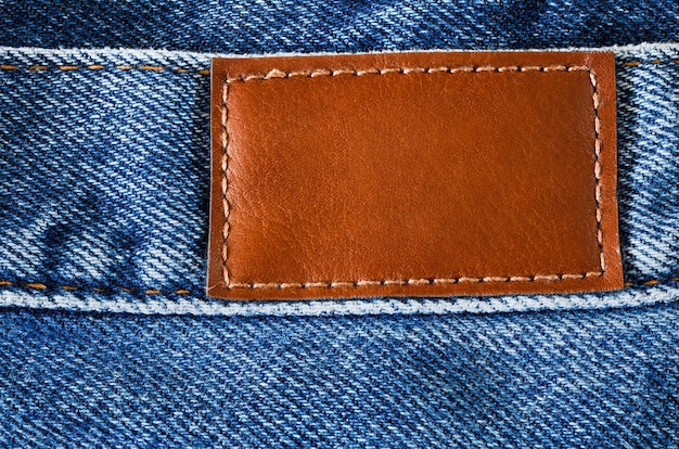 Jeans Denim, Rückengröße, Leder-Label-Patch am Gürtel, Makro-Nahaufnahme