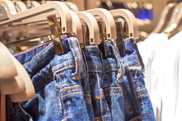 Jeans, die an einem Kleiderbügel im Laden hängen