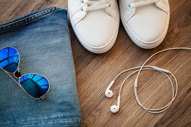 Jeans e tênis branco na prateleira da loja