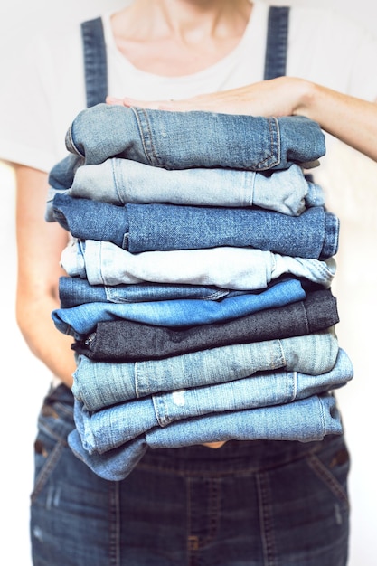 Jeans em suas mãos