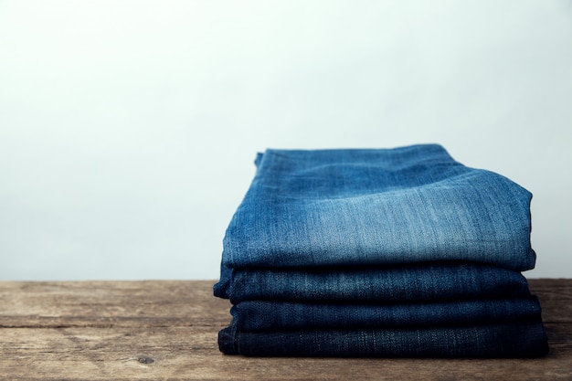 Jeans empilhados em um de madeira