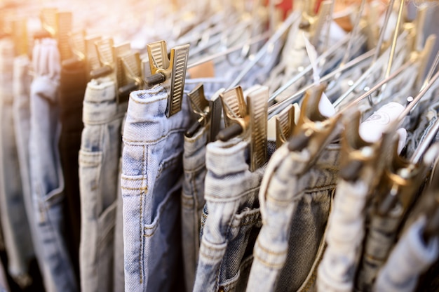 Jeans für den Verkauf, der in der Flohmarkt hängt