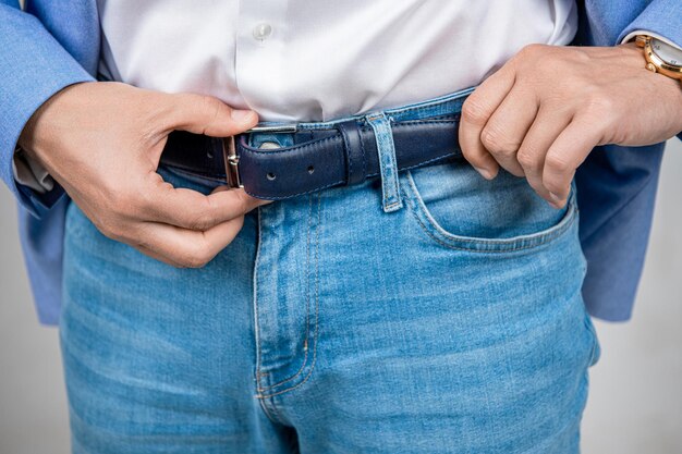 Foto jeans gürtel männerbekleidung für männer mit jeans und gürtel mann in jeans unknopfender gürtel gelegenheitsstil des mannes nahaufnahme männliches accessoire für männer in herrenbekleidung ledergürtel