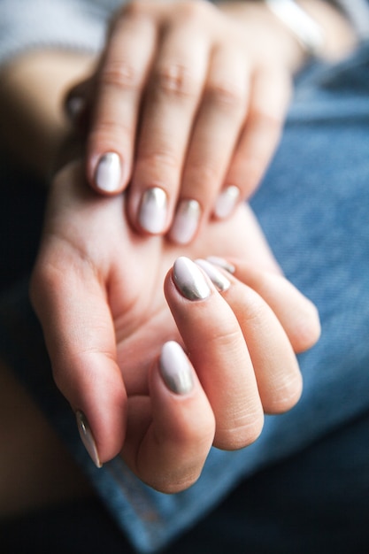 Jeans y una hermosa manicura.