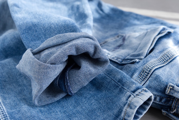 Un jeans de luz azul sobre un fondo gris de cerca