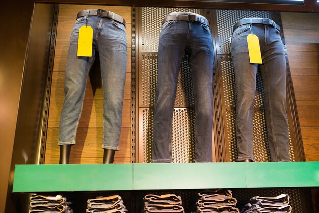 Jeans en maniquíes en una tienda de ropa