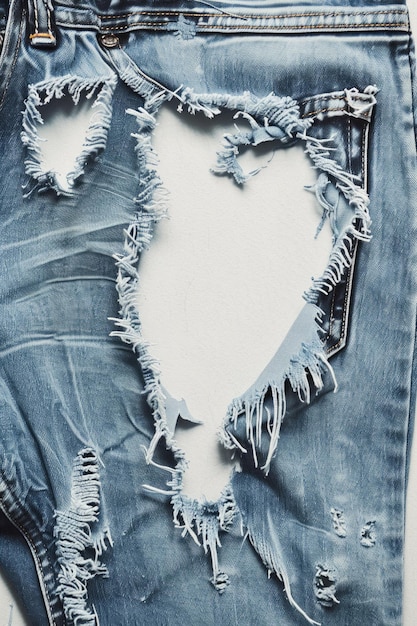 Foto jeans rasgados con un corte en forma de corazón en el medio perfecto para estilos de moda nerviosos y románticos