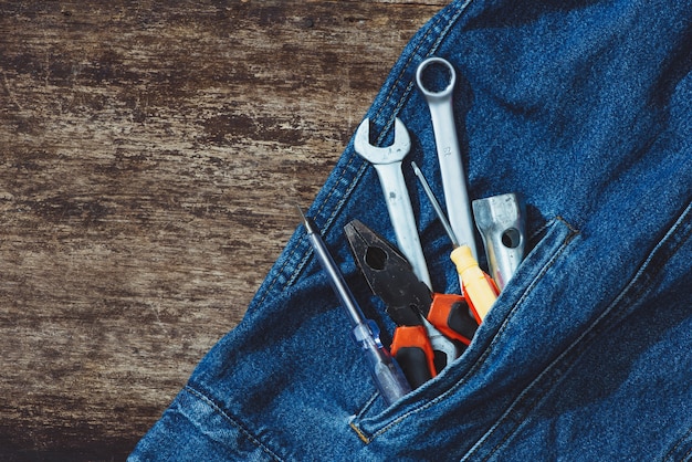 Jeans, Reparaturausrüstung und viele praktische Werkzeuge. Draufsicht mit Kopienraum