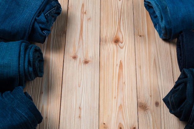 Jeans Roll Frayed o jeans azul colección denim sobre madera