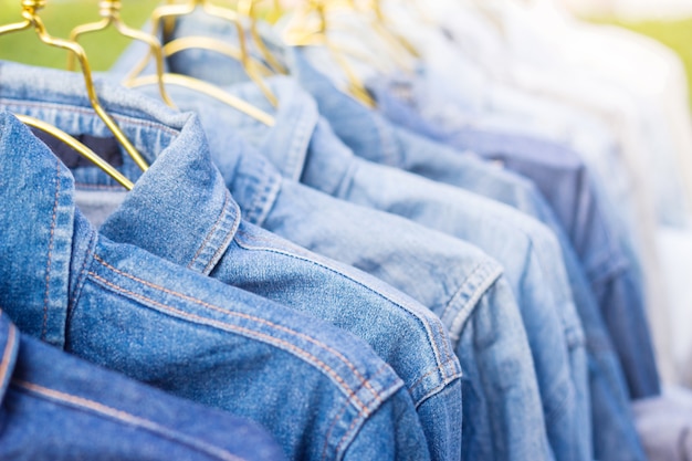 Jeans-Shirt auf dem Markt verkauft