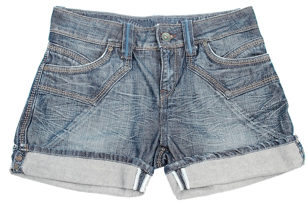 Foto jeans-shorts auf weißem hintergrund