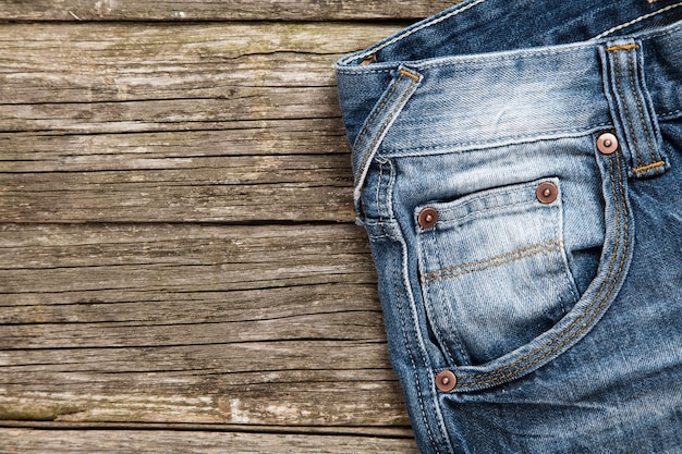 Foto jeans sobre fondo de madera