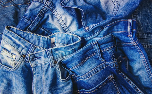 Jeans. Stilvolle Kleidung. Selektiver Fokus Einkaufszeit.