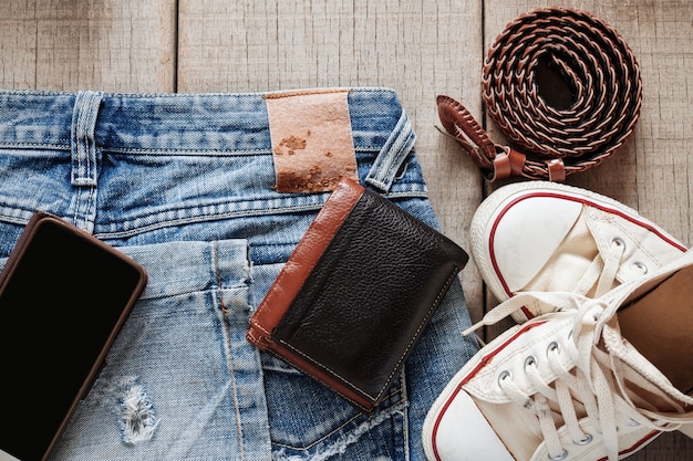 Jeans und Kleid auf Holz.