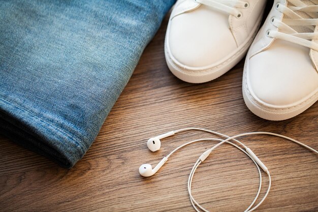 Jeans und weiße Turnschuhe im Ladenregal.