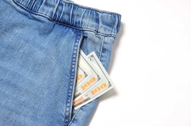Jeans vintage com dinheiro no bolso fecham em fundo branco isoladoxdxa