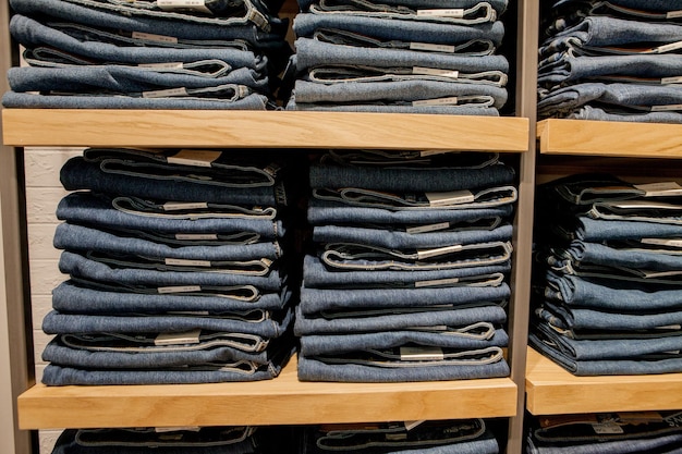 Jeanshosen im Ladenregal Blue Jeans Denim Collection Jeans gestapelt