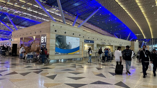 Foto jeddah, arábia saudita, 11 de março de 2023 passageiros viajando pelo aeroporto internacional rei abdulaziz