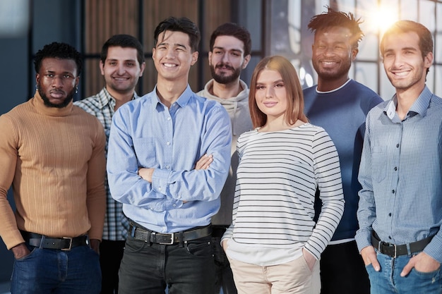 Jeder bringt eine andere Fähigkeit in das Team ein. Porträt einer vielfältigen Gruppe von Kollegen, die in einem Büro stehen