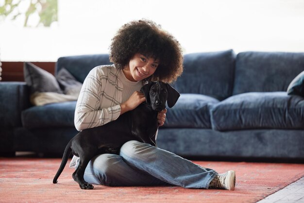 Jeder Hund muss seinen Tag haben Aufnahme einer jungen Frau, die zu Hause mit ihrem Hund spielt