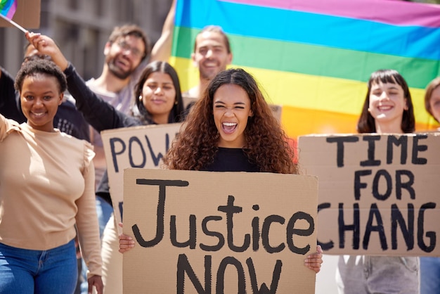 Foto jeder verdient das recht auf liebe aufnahme einer gruppe junger menschen, die für lgbtq-rechte protestieren