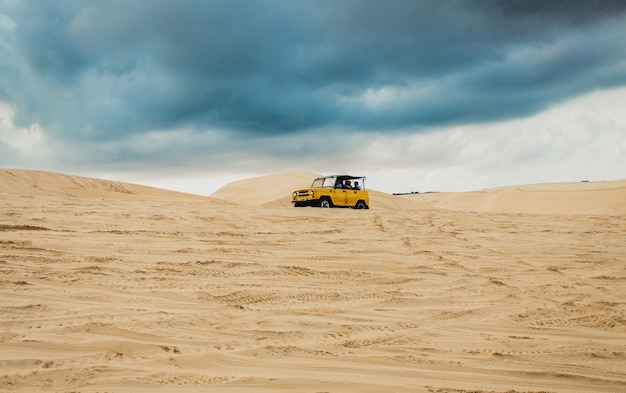 Jeep sendero en las dunas de arena blanca Mui Ne