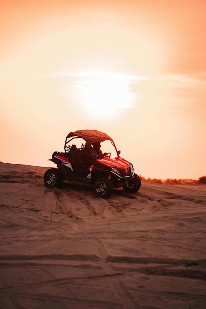 Foto un jeep con un sol en la parte superior y el sol detrás de él