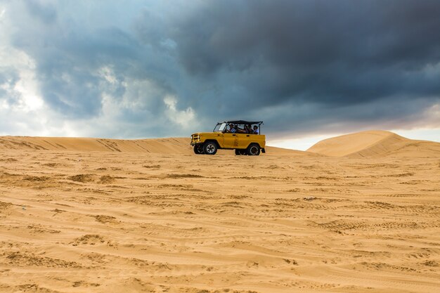 Foto jeep trail auf den weißen sanddünen mui ne