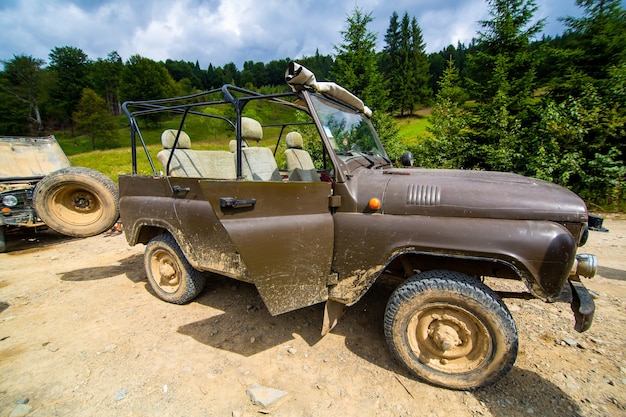 Jeeping Bergautofahrt. Hochland Landschaft.