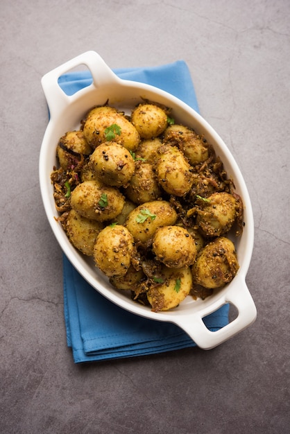 Jeera Aloo - Batata Aromatizada Com Sementes de Cominho e Especiarias. receita popular do prato principal indiano. servido em uma tigela. foco seletivo