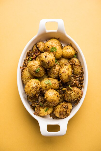 Jeera Aloo - Batata Aromatizada Com Sementes de Cominho e Especiarias. receita popular do prato principal indiano. servido em uma tigela. foco seletivo