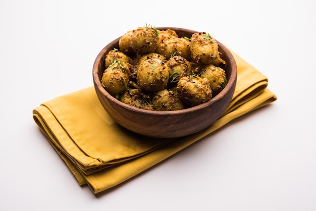 Jeera Aloo - Batata Aromatizada Com Sementes de Cominho e Especiarias. receita popular do prato principal indiano. servido em uma tigela. foco seletivo