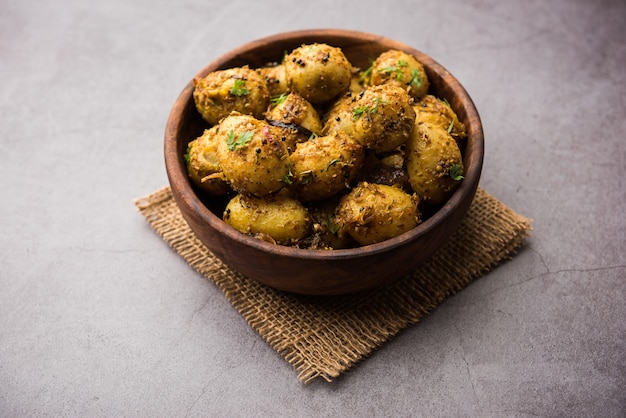 Jeera Aloo - Patatas aromatizadas con semillas de comino y especias. popular receta de plato principal indio. servido en un bol. enfoque selectivo