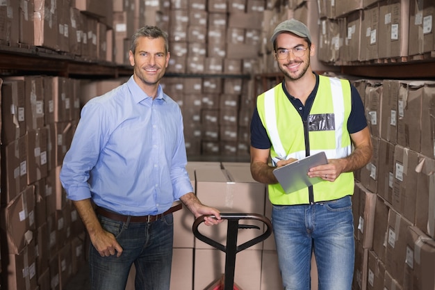 Jefe de almacén y capataz trabajando juntos