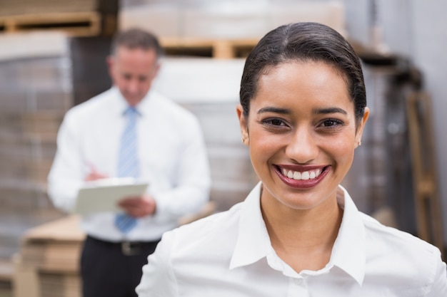 Jefe de almacén sonriendo a la cámara