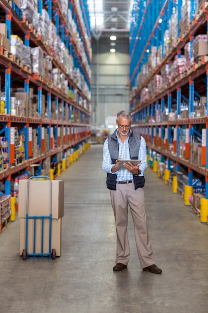 Foto jefe de almacén con tableta digital