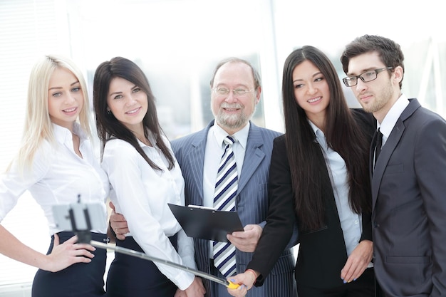 Jefe y amigable equipo de negocios tomando selfie