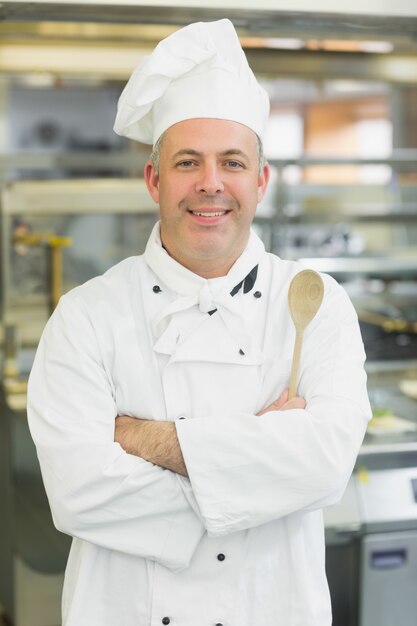 Jefe de cocina madura sonriendo a la cámara